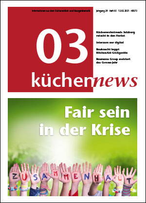 Titelseite der Fachzeitschrift „küchennews“ mit dem Schwerpunkt „Fair sein in der Krise“ über einem Foto vieler bunter Kinderhände, die das Wort „Zusammenhalt“ formen