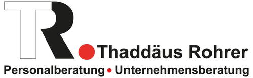 Logo von „Thaddäus Rohrer Personalberatung · Unternehmensberatung“ mit stilisiertem TR-Monogramm in Schwarz-Weiß und rotem Punkt als Gestaltungselement