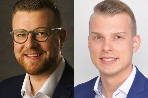 Zwei lächelnde junge Männer im Anzug in einem geteilten Porträt, links mit Brille und Bart vor dunklem Hintergrund, rechts mit kurzem Blondhaar vor hellem Hintergrund