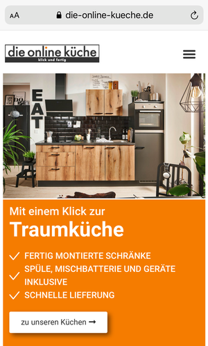 Moderne Einbauküche mit Holzfronten, schwarzer Fliesenrückwand, integriertem Backofen und Online‑Werbung für vormontierte Schränke, Geräte inklusive und schnelle Lieferung
