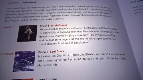 Programmheftseite mit Ankündigungen für Gala-Abend, Show mit Sarah Connor und Disco „Soul Divas“ samt dazugehörigen Fotos