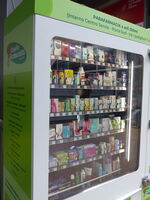Bei akutem Bedarf von Fußpflaster oder Schmerztabletten war dieser Automat an zentraler Stelle des Messegeländes zu finden.