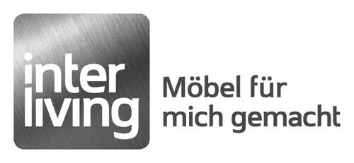 Interliving-Logo auf gebürstetem Metallhintergrund mit dem Slogan „Möbel für mich gemacht“