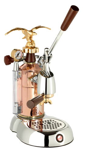 Hebelbetriebene Espressomaschine im Retrodesign mit kupfernem Kessel, goldener Adlerfigur und Holzgriffen vor weißem Hintergrund