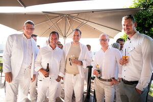 Ebenfalls in Feierlaune: Dr. Elmar Stumpf, Ralf Leimbach, André Dorner, Sebastian Flint und Christopher Boss (v.l.n.r.).