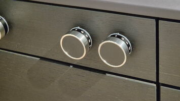 Der Bedienknebel erobert am Kochfeld nach den „Touch-Jahren“ wieder deutliche Anteile zurück. Gaggenau hat nie auf diese Bedientechnik verzichtet.
