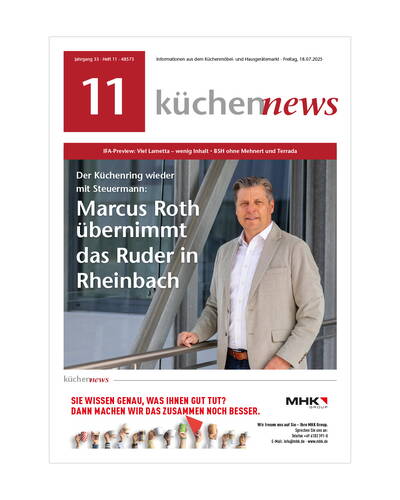 Titelcover der Fachzeitschrift „küchennews“ mit einem Mann im beigen Sakko an einem Geländer, dazu die Schlagzeile „Marcus Roth übernimmt das Ruder in Rheinbach“