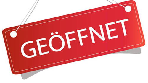 Rotes Hängeschild mit weißer Aufschrift „GEÖFFNET“ vor weißem Hintergrund