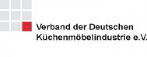 Logo des „Verband der Deutschen Küchenmöbelindustrie e.V.“ mit grauem Kachelmuster und einem roten hervorgehobenen Quadrat links neben dem Schriftzug