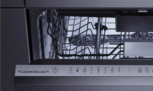 Geöffnete Küppersbusch-Geschirrspülmaschine mit sichtbarem Oberkorb und Bedienleiste mit verschiedenen Spülprogrammen