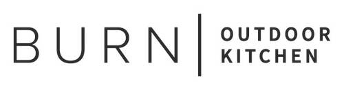 Schlichtes schwarz-weißes Logo mit dem Wort „BURN“ links, einem senkrechten Trennstrich in der Mitte und der Bezeichnung „OUTDOOR KITCHEN“ rechts in zwei Zeilen.