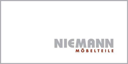 Minimalistisches Niemann-Möbelteile-Logo mit grauer Wortmarke und rotem Untertitel auf weißem Hintergrund
