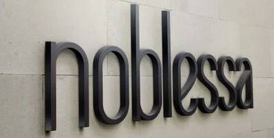 Schwarzes 3D-Wandlogo mit der Aufschrift „noblessa“ auf einer hellen Steinwand